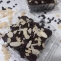 Brownies cubierto con crema de chocolate