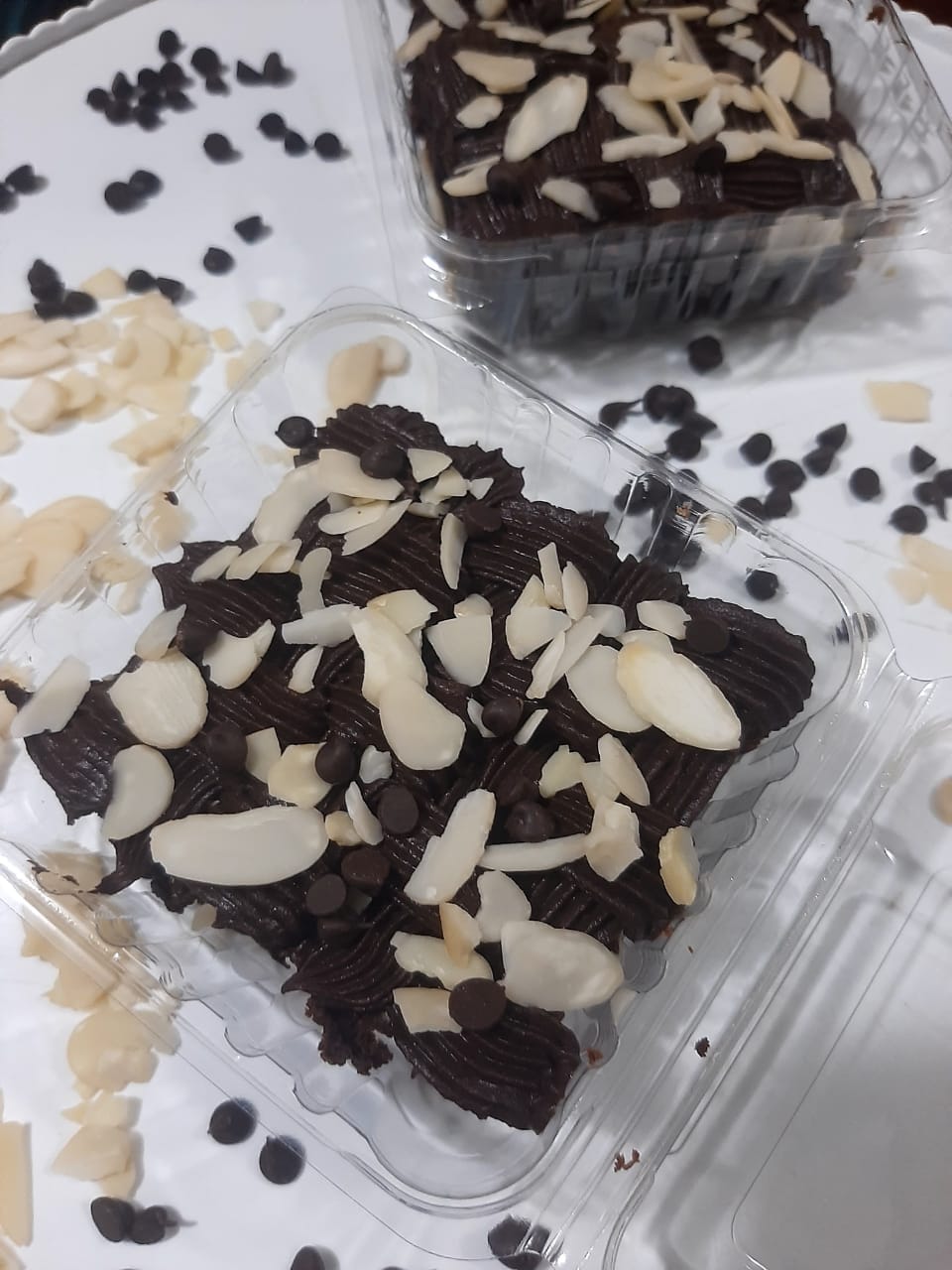 Brownies cubierto con crema de chocolate